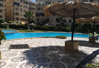 Chalet At Wahet Al Nakhil resort has rooms with a private hot tub