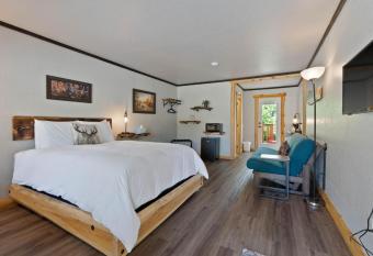 Lake Village Lodge Room 2 allows 18 year olds to book a room
