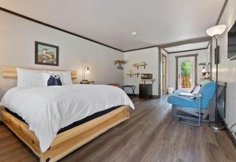 Lake Village Lodge has Balcony rooms