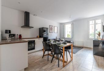 Superbe appartement proche gare has Balcony rooms