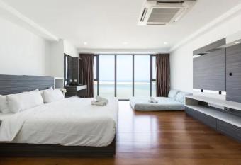 SUNRISE GURNEY FULLSEAVIEW LUXURY 2ROOM SUITE 8PAX allows 18 year olds to book a room