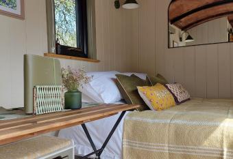 The Hide Farm Stay has Balcony rooms