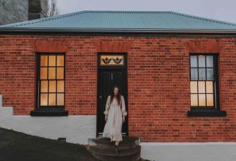 the pickers cottage - close to CBD has Balcony rooms