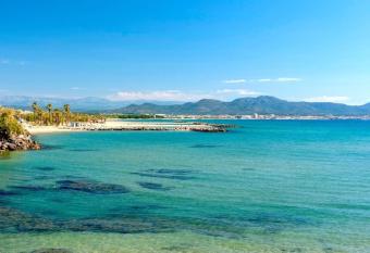 Cosy and bright studio at 1 min walk from the sea allows 18 year olds to book a room