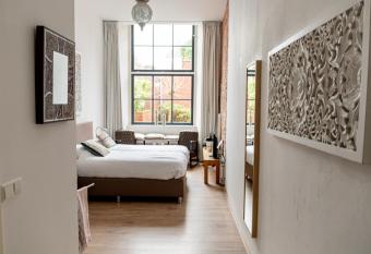 1001 Nights Boutique Hotel allows 18 year olds to book a room