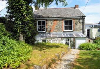 Lovely cottage with private garden has Balcony rooms