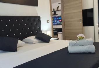 Alezzy Reasort Luxury Apartment 81 prima Linie la mare has rooms with a private hot tub