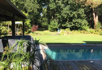 Villa contemporaine has Balcony rooms