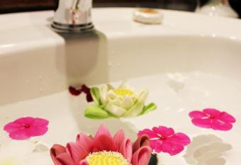 Paradise Angkor Villa has rooms with a private hot tub