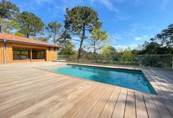 La Villa du passage Secret has Balcony rooms