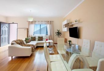 Moradia Casa Feliz has Balcony rooms