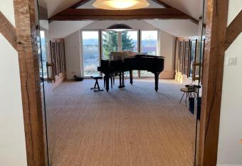 Les Quartiers d Annelise has Balcony rooms