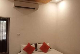 OYO Flagship 81236 Golden Club allows 18 year olds to book a room