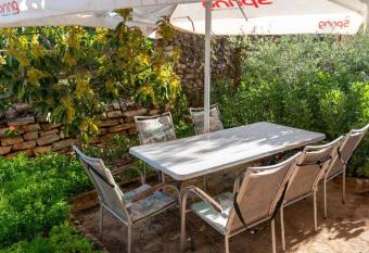 Private Familiar Apartment! allows 18 year olds to book a room