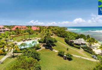 R  sidence Pierre & Vacances Premium Les Tamarins allows 18 year olds to book a room