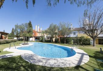 Los Jandalos allows 18 year olds to book a room