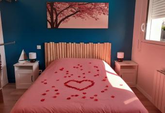 Nuit en amoureux, champagne inclus allows 18 year olds to book a room