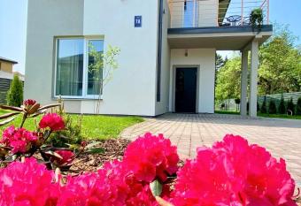 Villa Magnolia has Balcony rooms