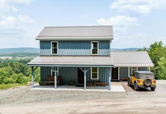 Valley View Cabin has Balcony rooms