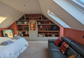 Elegant Relaxed Studio allows 18 year olds to book a room