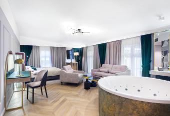 Golden Queen Deluxe Jacuzzi Apartments - Old Town has rooms with a private hot tub