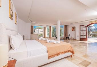 Luxury Of Villa la Soukra has rooms with a private hot tub