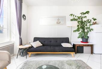 Charmante maison    10 minutes    pied de la plage has Balcony rooms