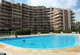 Studio avec piscine has Balcony rooms