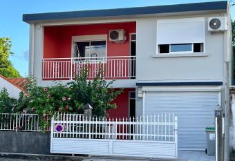 VILLA BLEUE DES   LES allows 18 year olds to book a room