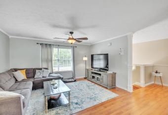 Charming River Valley Hideaway home has rooms with a private hot tub