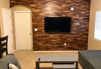 2 Bedroom 2 Bathroom 15 Mins from Strip/Airport has Balcony rooms