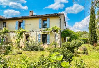 La vieille ferme de Gaillac has Balcony rooms