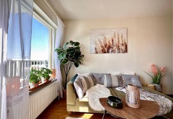 Harmoniskt trivsam l  genhet has Balcony rooms