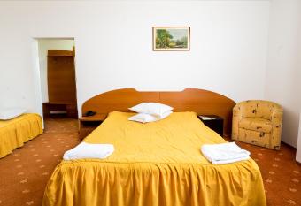 Hotel Atlantis has rooms with a private hot tub