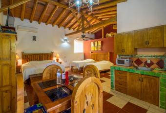 Casa Virgilios B&B has rooms with a private hot tub