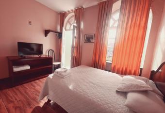 Hoteles Economicos by Chat Noir allows 18 year olds to book a room