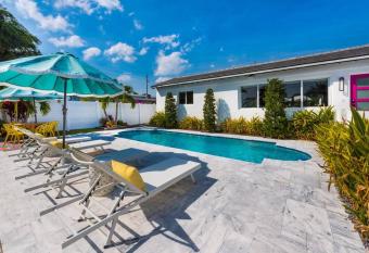 The Pink Door 5/3 pool home with guest house has Balcony rooms