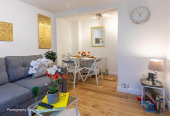 Charming apartment next to Brighton Station has Balcony rooms