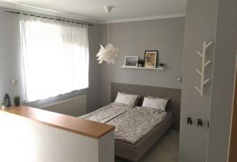 Balatonlelle Apartmanh  z has Balcony rooms