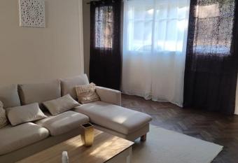 Appartement tr  s bien plac   allows 18 year olds to book a room