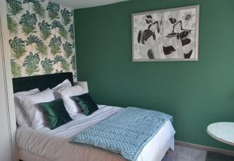 Le Cocon Vert allows 18 year olds to book a room