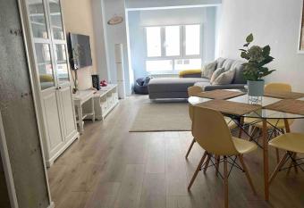 Apartamento a 100metros de la playa de San Lorenzo has rooms with a private hot tub