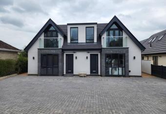 Paradigm Court, Luxury 2-Bedroom Apartment F3, Oxford has Balcony rooms