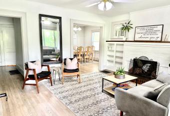 Newly remodeled! 10 Minutes to Downtown. King Bed has Balcony rooms