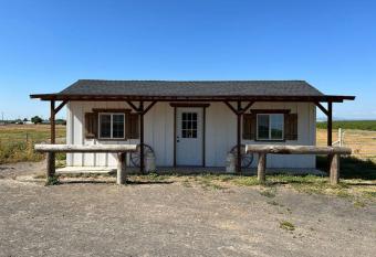 Adorable One Bedroom Cottage has rooms with a private hot tub
