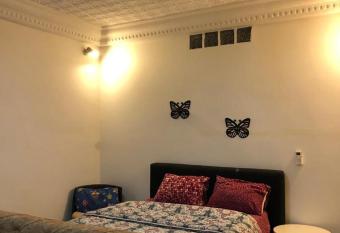 majoe allows 18 year olds to book a room