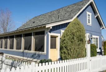 Modern Cottage-Sleeps 12, beach! has Balcony rooms