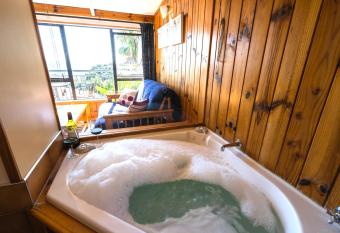 Palm Beach - SupaCute Cottage, Sky TV, Wifi and possibly a Car has Balcony rooms