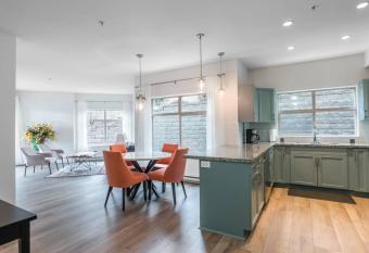 2BR Condo, Pool & Okanagan Charm has rooms with a private hot tub