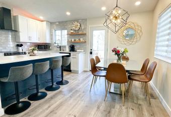 Modern and Spacious Home near downtown and UNL has Balcony rooms